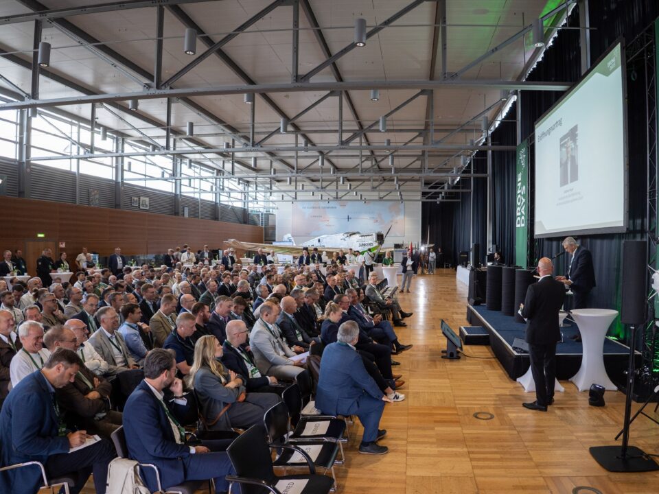 An drei Tagen tauschen sich Fachleute auf den Drone Days aus. Am Auftakttag mit Vorträgen und Diskussionsrunden in Bremen, an den folgenden Tagen mit Vortragsprogramm, Ausstellung und Flugdemonstrationen auf dem Flugplatz Oldenburg-Hatten. Foto: WFB/Jann Raveling.